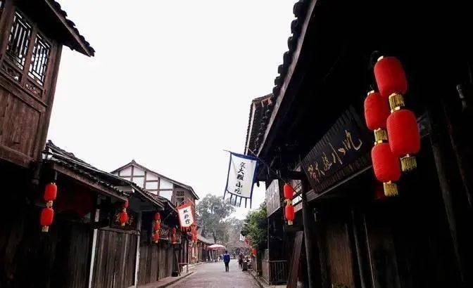 殴打流浪狗的保安和老师被停职，你支持尽快完善动物保护法吗？